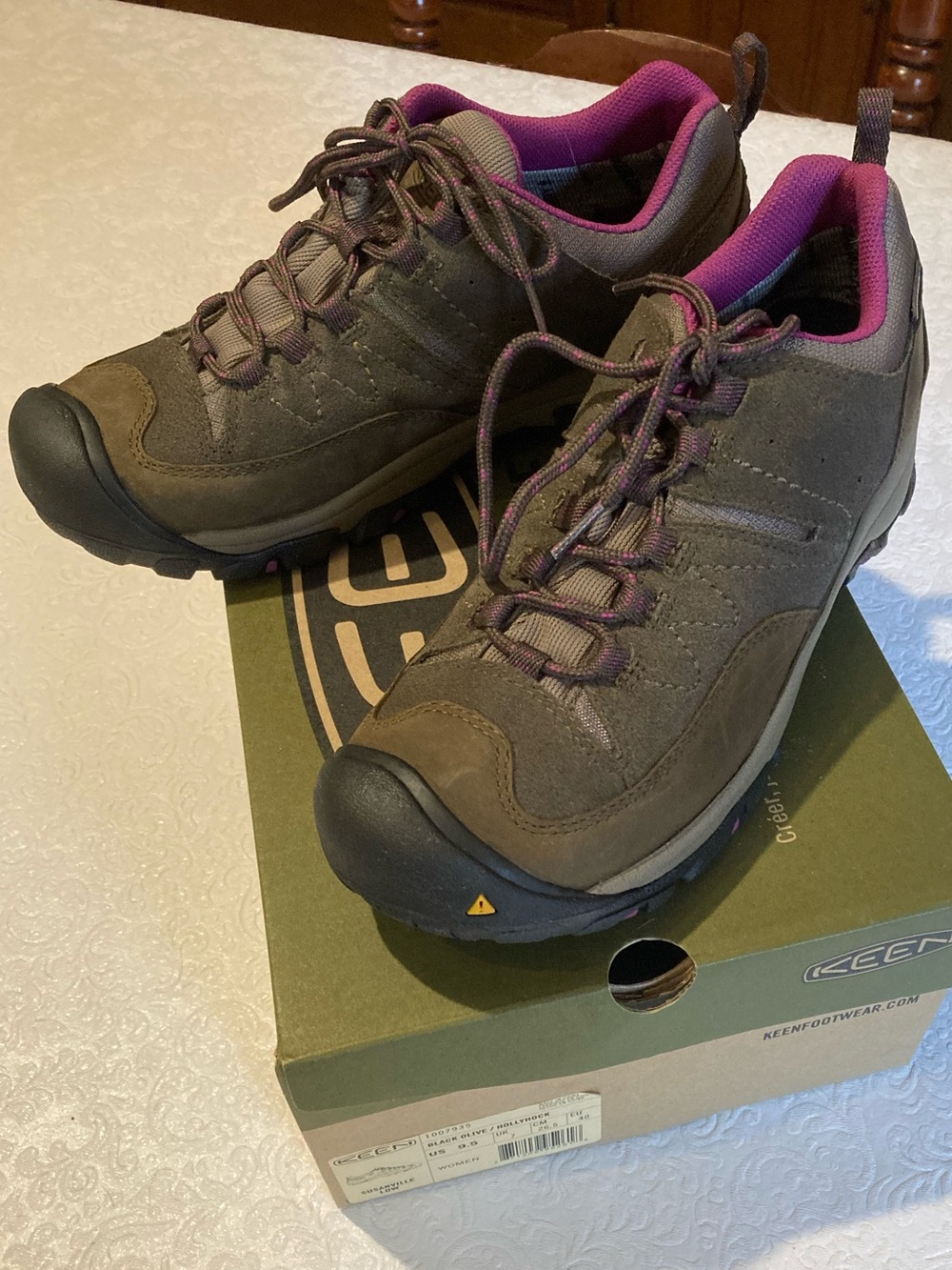 NIB KEEN Rare Susanville Low Waterproof Hiking Shoes Blk Olive/Hollyhock US 9.5